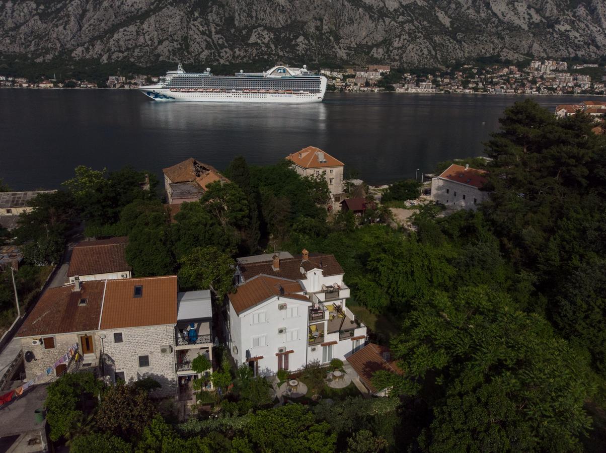 Djurovic Apartments Montenegro Kotor Bagian luar foto